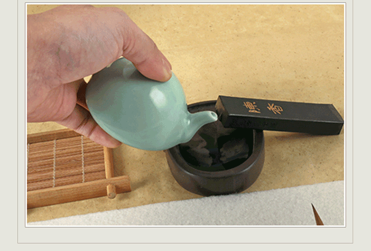 Dosificador de agua tradicional de color turquesa para tintero 03